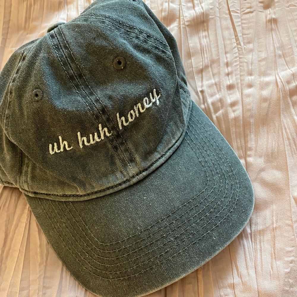 Brandy Melville hat “uh huh honey” in grey